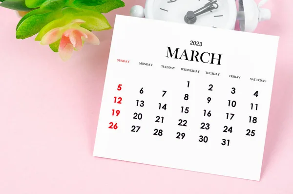 Marzec 2023 Miesięczny Kalendarz 2023 Rok Zabytkowym Budzikiem Różowym Tle — Zdjęcie stockowe