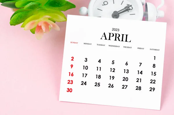 Kwiecień 2023 Miesięczny Kalendarz 2023 Rok Vintage Budzik Różowym Tle — Zdjęcie stockowe