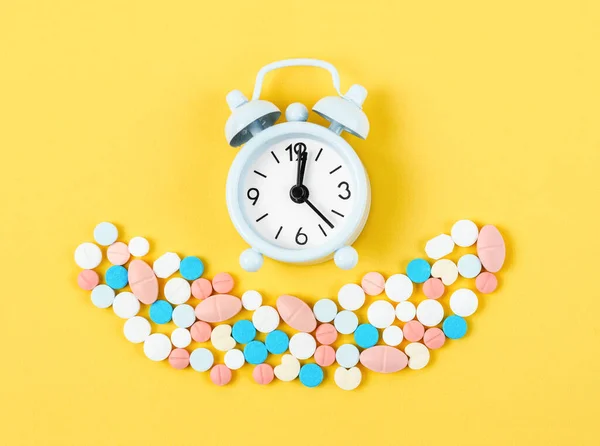 Fehér Ébresztőóra Sok Drog Sárga Háttérrel Gyógyszer Szedése Megfelelő Időben — Stock Fotó