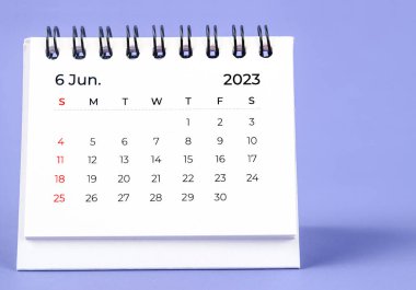 2023 Haziran ayının masa takvimi mor arka planda 2023 yılı için.