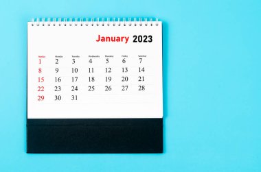 2023 Ocak ayının masa takvimi mavi arka planda 2023 yılı için.