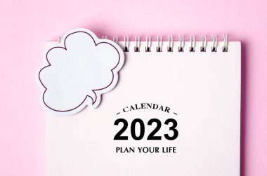 2023 masa takvimi pembe arkaplanlı konuşma baloncuğu