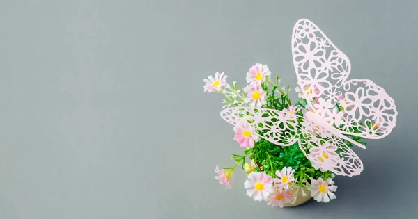 Papier Schmetterling Auf Rosa Blumentopf Auf Grauem Hintergrund Mit Leerem — Stockfoto