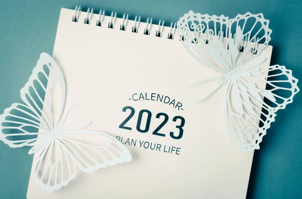 2023 Kalenderbureau Voor Organisator Plannen Herinnering Papier Vlinder Blauwe Achtergrond — Stockfoto