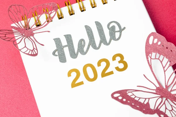Hallo 2023 Tekst Dagboek Papier Vlinder Rode Achtergrond — Stockfoto