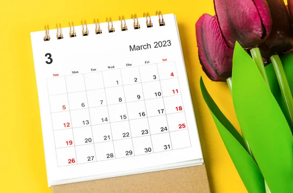 2023 Mart Ayının Masa Takvimi 2023 Yılı Sarı Fonda Kırmızı — Stok fotoğraf