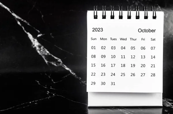 2023年10月黒大理石の背景に2023年の毎月の机のカレンダー — ストック写真