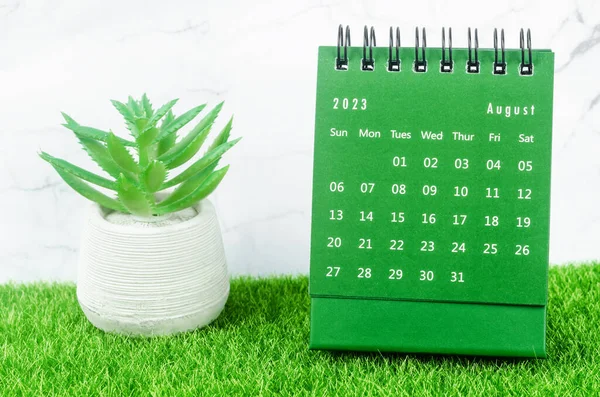 Зелений Серпень 2023 Щомісячний Календар 2023 Рік Траві — стокове фото