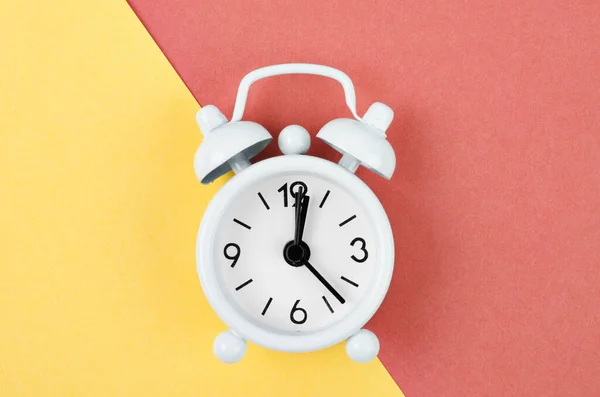 Reloj Despertador Vintage Blanco Sobre Fondo Rojo Brillante Amarillo —  Fotos de Stock