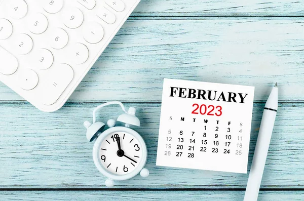 Февраль 2023 Ежемесячный Календарный Год Будильник Калькулятором Синем Фоне — стоковое фото