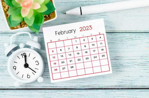 Únor 2023 Měsíční Kalendářní Rok Budík Perem Modrém Dřevěném Pozadí — Stock fotografie