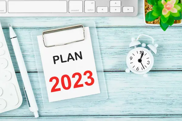 计划2023文字在剪贴板上使用钢笔和键盘电脑木制背景 — 图库照片