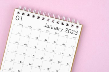 Organizatörün planlaması ve hatırlatılması için Ocak 2023 takvim masası pembe arka planda izole edildi.