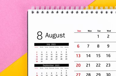 2023 Ağustos ayının masa takvimi güzel bir arka planda 2023 yılı.