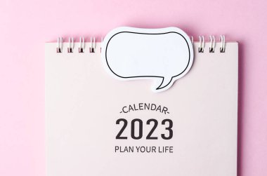 2023 masa takvimi pembe arkaplanlı konuşma baloncuğu
