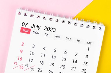 2023 Temmuz ayının masa takvimi güzel bir arka planda 2023 yılı için.