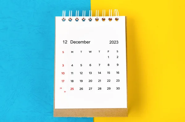 Декабрь 2023 Ежемесячный Настольный Календарь 2023 Год Синем Желтом Фоне — стоковое фото