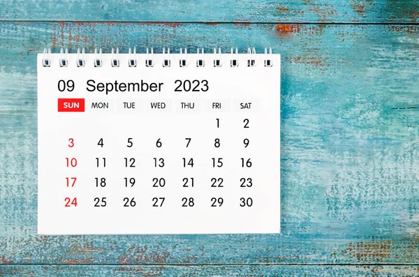 Wrzesień 2023 Miesięczny Kalendarz Biurkowy 2023 Rok Starym Niebieskim Drewnianym — Zdjęcie stockowe