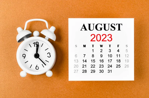 Август 2023 Ежемесячный Календарь Организатора Планируют 2023 Года Будильником Оранжевом — стоковое фото