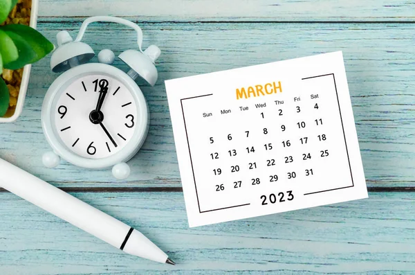 Março 2023 Ano Civil Mensal Despertador Com Caneta Fundo Madeira — Fotografia de Stock
