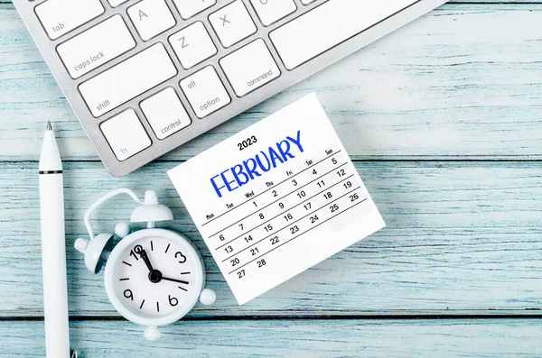 Февраль 2023 Ежемесячный Календарный Год Будильник Клавиатурным Компьютером Синем Деревянном — стоковое фото