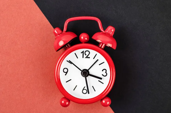 Reloj Despertador Vintage Rojo Sobre Fondo Rojo Negro — Foto de Stock