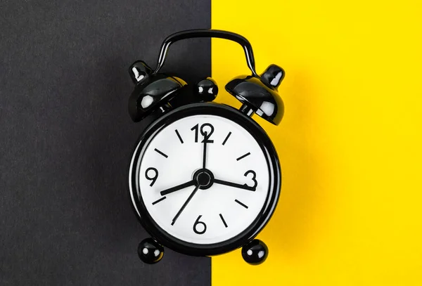 Reloj Despertador Vintage Negro Sobre Fondo Amarillo Con Espacio Vacío — Foto de Stock