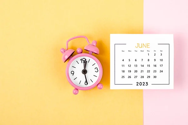 Июнь 2023 Ежемесячный Календарь 2023 Год Розовыми Цветными Будильниками Красивом — стоковое фото