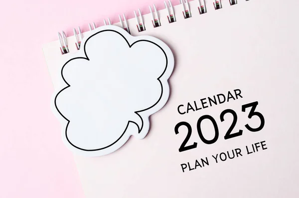 Schreibtischkalender 2023 Mit Sprechblase Auf Rosa Hintergrund — Stockfoto