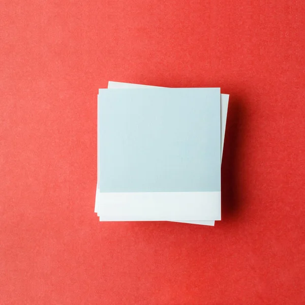 Kırmızı Arkaplanda Mesajınız Mesajınız Için Boş Kağıt Üst Görünüm — Stok fotoğraf