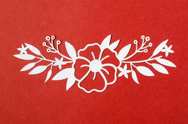 Kırmızı Karton Arka Planda Beyaz Kağıt Çiçek Çiçek Oyması — Stok fotoğraf