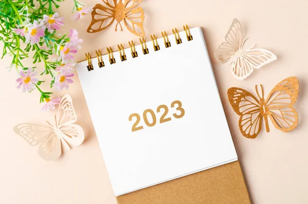 2023 Календарный Стол Организатора Спланировать Бумажную Бабочку Цветком Желтом Фоне — стоковое фото