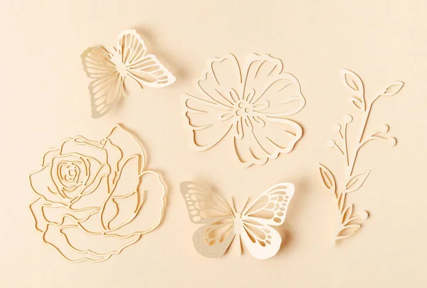 纸蝴蝶和花在黄色纸板背景上的雕刻 — 图库照片