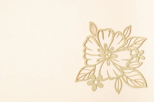 Резьба Бумажного Цветка Фоне Желтого Картона — стоковое фото