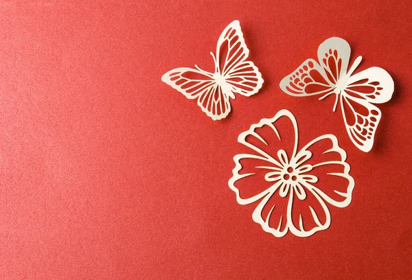Carve Bílého Papíru Motýla Květiny Červeném Lepenkovém Pozadí — Stock fotografie