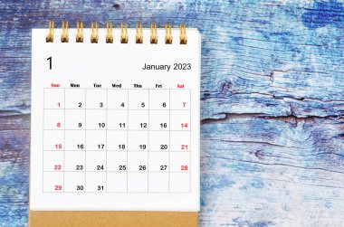 2023 Ocak ayının masa takvimi. Eski mavi ahşap arka planda..