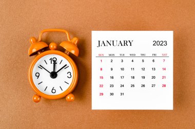 2023 Ocak 'ında, organizatörün sarı zemin üzerindeki alarm saatiyle 2023 yılını planlaması için aylık takvim..