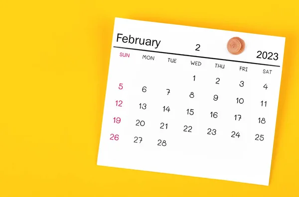 Febbraio 2023 Calendario Perno Legno Sfondo Giallo — Foto Stock