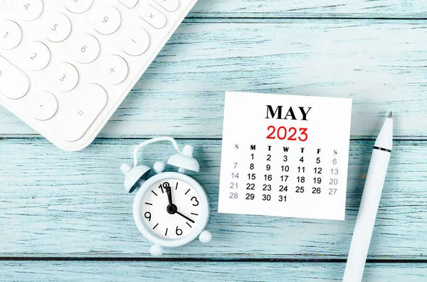 Май 2023 Ежемесячный Календарный Год Будильник Калькулятором Синем Фоне — стоковое фото