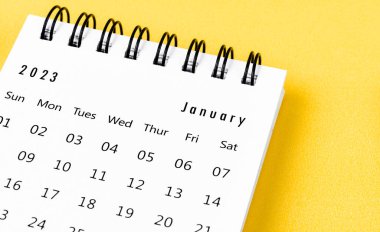 2023 yılı Ocak ayının masa takvimi. Sarı arka planda..