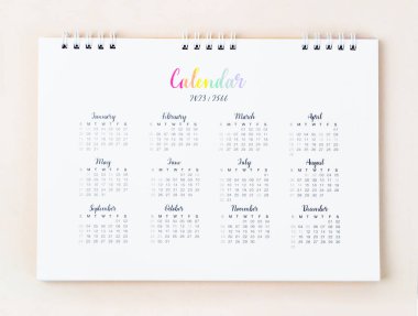 2023 yılı için 12 aylık masa takvimi sarı arka plan planlama konsepti.