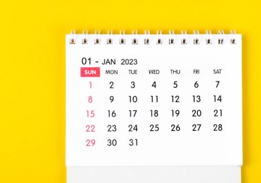 Sarı arkaplanda Ocak 2023 masa takvimi.