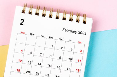 2023 Şubat ayının masa takvimi güzel arka planda 2023 yılı için.
