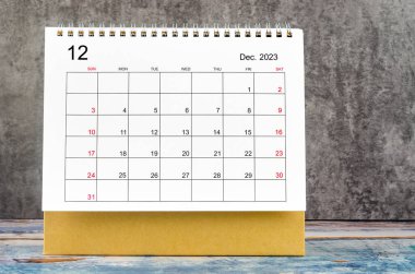 Aralık 2023 Aylık masa takvimi ahşap masa üzerinde 2023 yılı için.