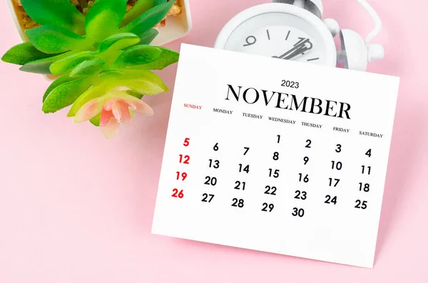 November 2023 Monthly Calendar 2023 Year Vintage Alarm Clock Pink — Stock fotografie