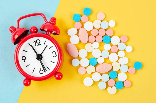 Ébresztőóra Sok Gyógyszer Sárga Háttérrel Gyógyszer Szedése Megfelelő Időben Koncepciók — Stock Fotó