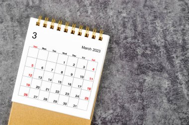 2023 Mart Masa takvimi ahşap masa üzerinde 2023 yıl için.