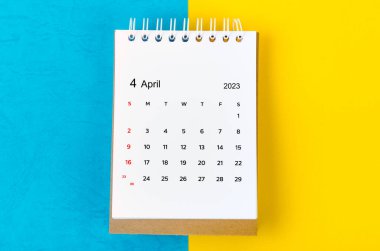 2023 Nisan ayının masa takvimi mavi ve sarı arka planda 2023 yılı.