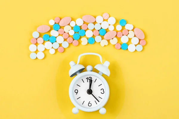 Reloj Despertador Muchas Drogas Sobre Fondo Amarillo Tomar Medicina Momento —  Fotos de Stock