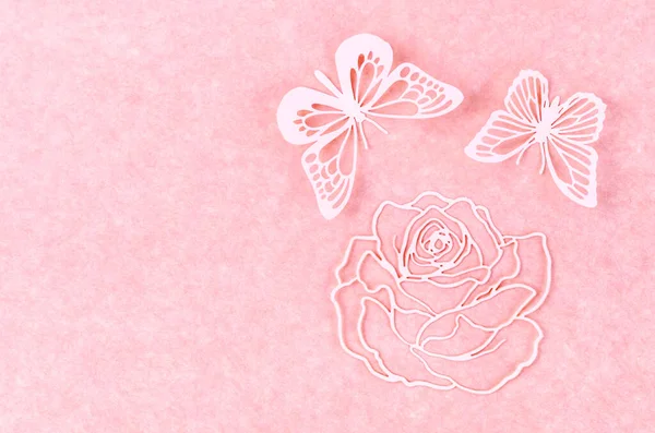 段ボールの背景に紙蝶と花の彫刻 — ストック写真